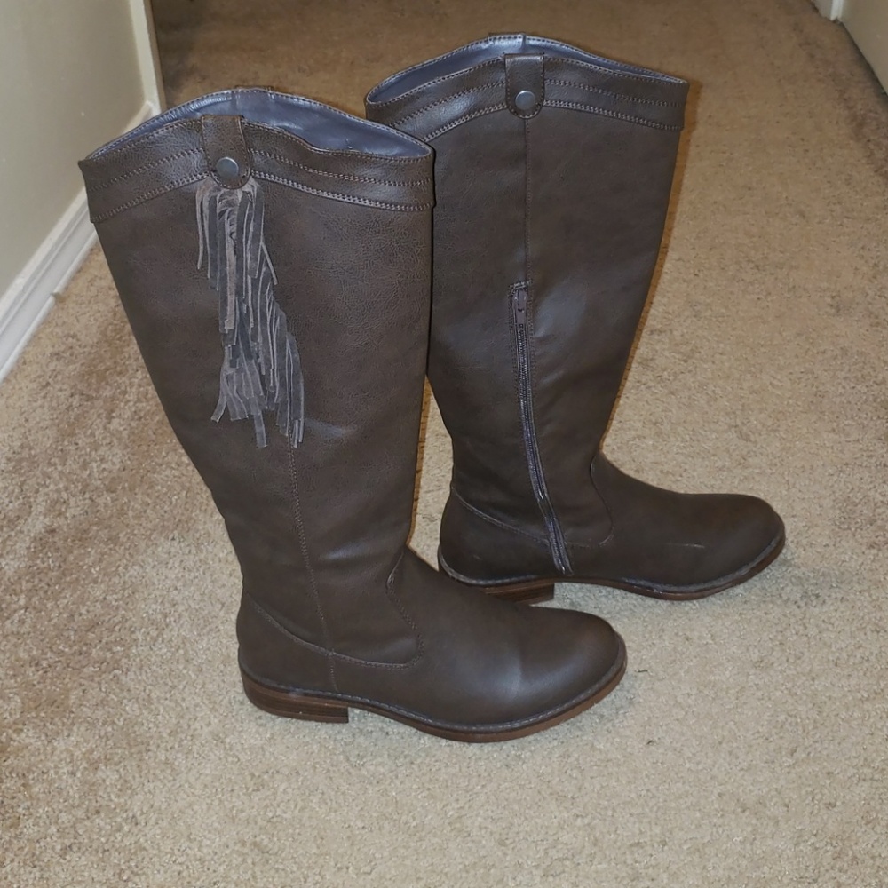 Knee high flat tassel boots